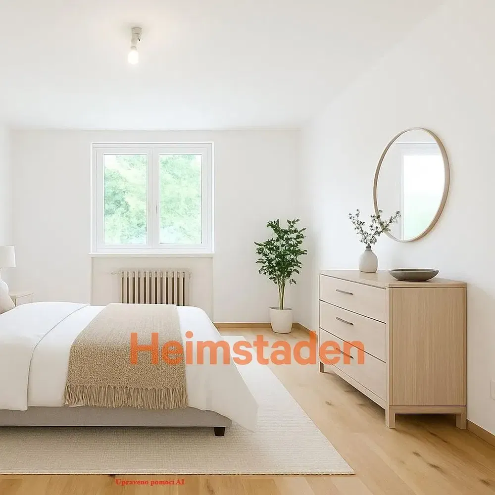 Obývačka; drevená podlaha, prirodzené svetlo, moderný štýl