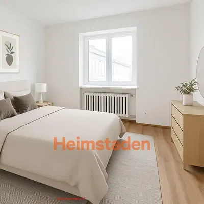 Kuchyňa; kuchynské spotrebiče, drevená podlaha, prirodzené svetlo, moderný štýl