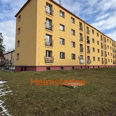 Kuchnia; sprzęt kuchenny, podłoga drewniana, światło dzienne, styl nowoczesny