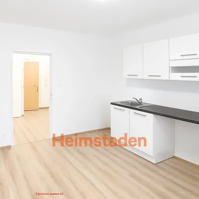 Кухиња; кухињски апарати, дрвени под, природно светло, модерни стил