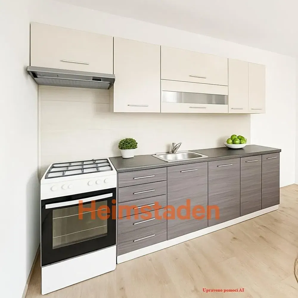 Кухня; кухненски уреди, дървен под, естествена светлина, модерен стил