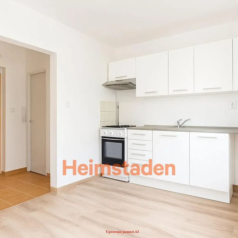 Кухня; кухненски уреди, дървен под, естествена светлина, модерен стил