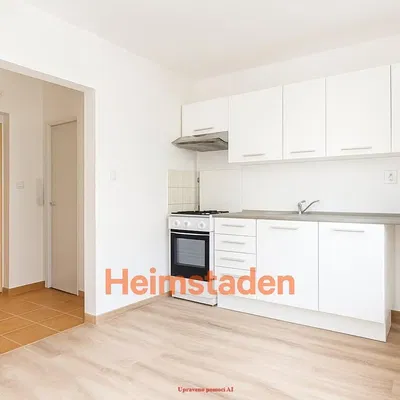 Кухня; кухненски уреди, дървен под, естествена светлина, модерен стил