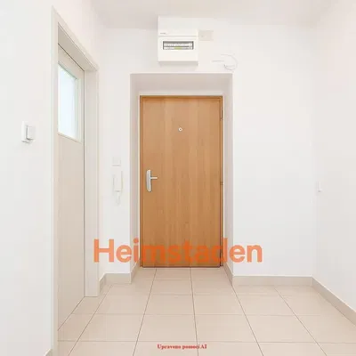 Кухня; кухненски уреди, дървен под, естествена светлина, модерен стил