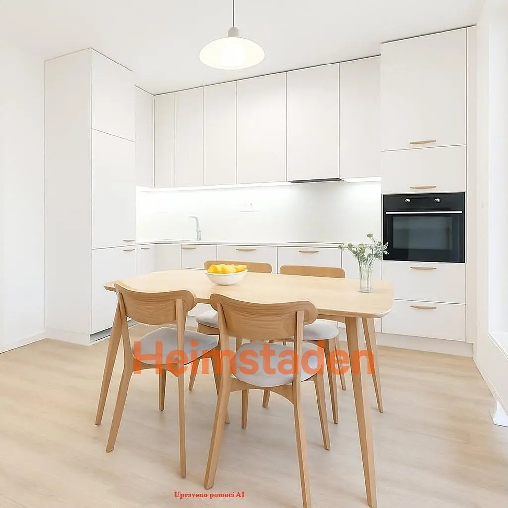 Кухня; кухненски уреди, дървен под, естествена светлина, модерен стил