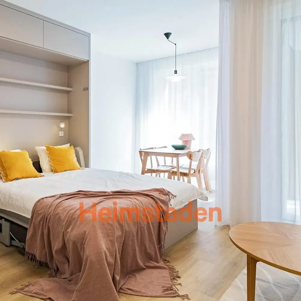 Кухня; кухненски уреди, дървен под, естествена светлина, модерен стил