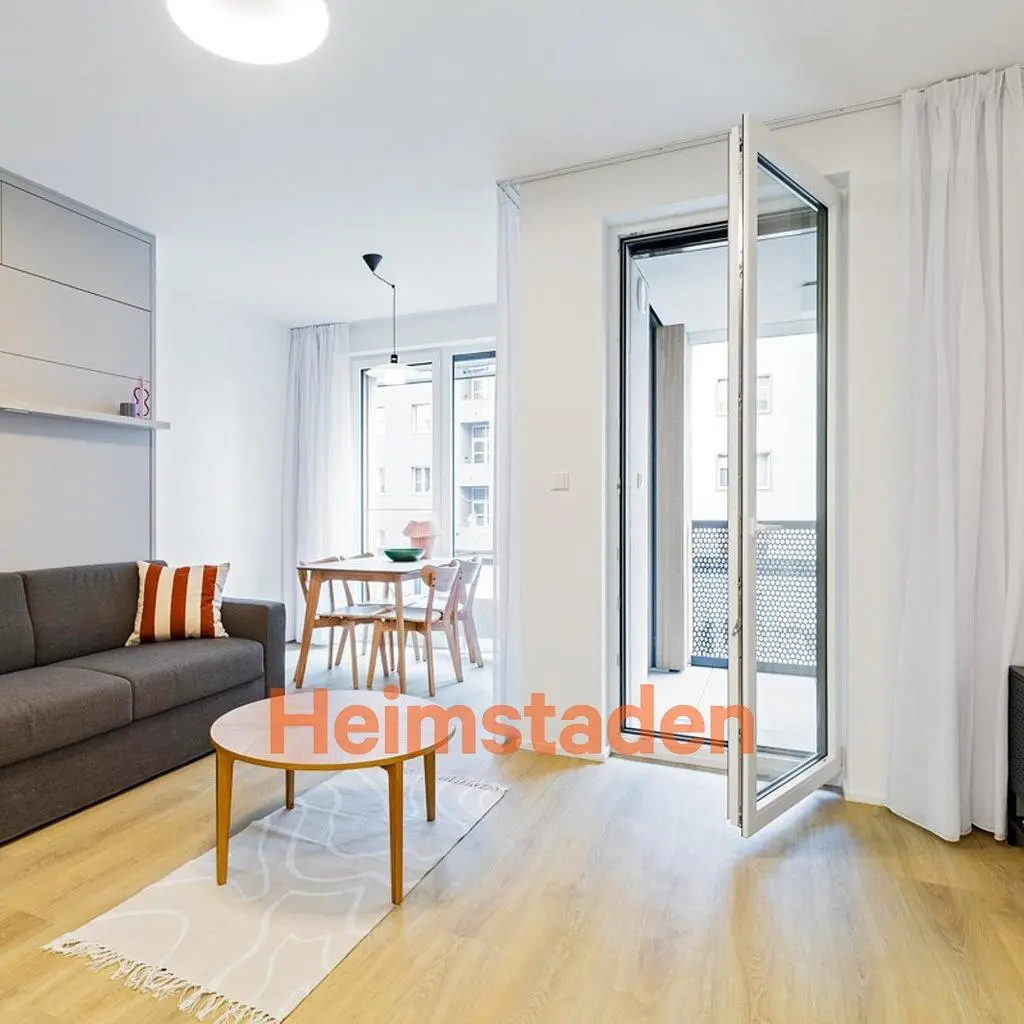 Кухня; кухненски уреди, дървен под, естествена светлина, модерен стил