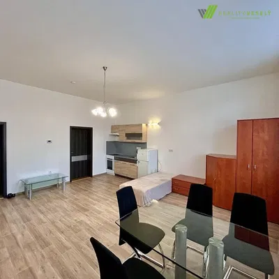 Küche; küchengeräte, holzboden, tageslicht, moderner stil