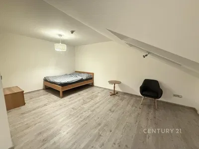 Keuken; keukenapparatuur, houten vloer, natuurlijk licht, moderne stijl