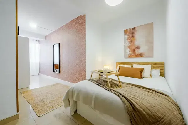 Kuhinja; kućanski aparati, drveni pod, prirodna svjetlost, moderan stil