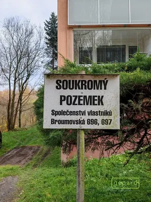 Кухня; кухненски уреди, дървен под, естествена светлина, модерен стил