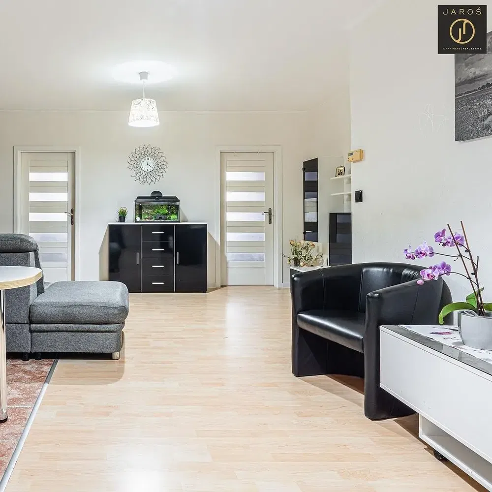 Kuchyně; kuchyňské spotřebiče, dřevěná podlaha, přirozené světlo, moderní styl