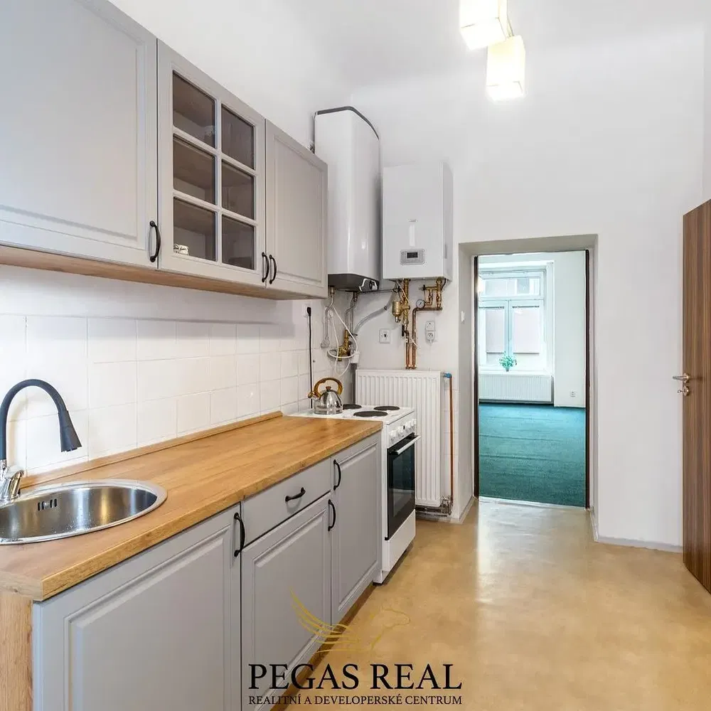 Küche; küchengeräte, holzboden, tageslicht, moderner stil