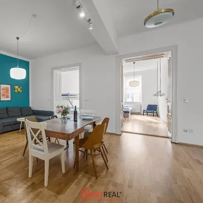 Кухня; кухненски уреди, дървен под, естествена светлина, модерен стил