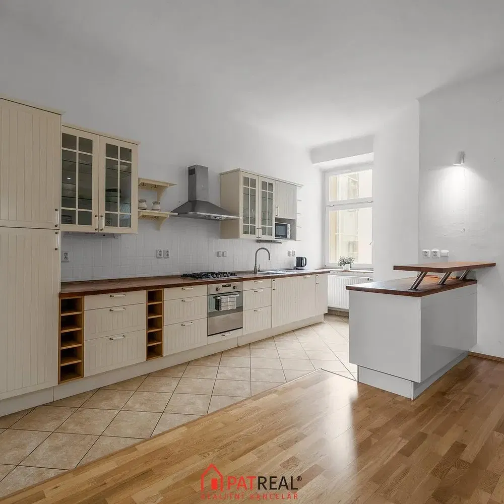 Кухня; кухненски уреди, дървен под, естествена светлина, модерен стил