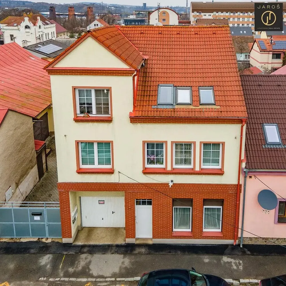 Kuchyně; kuchyňské spotřebiče, dřevěná podlaha, přirozené světlo, moderní styl