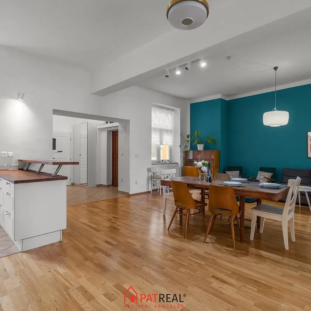 Кухня; кухненски уреди, дървен под, естествена светлина, модерен стил