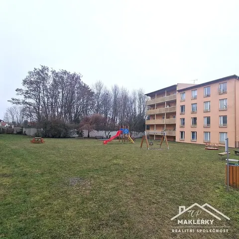 Кухня; кухненски уреди, дървен под, естествена светлина, модерен стил