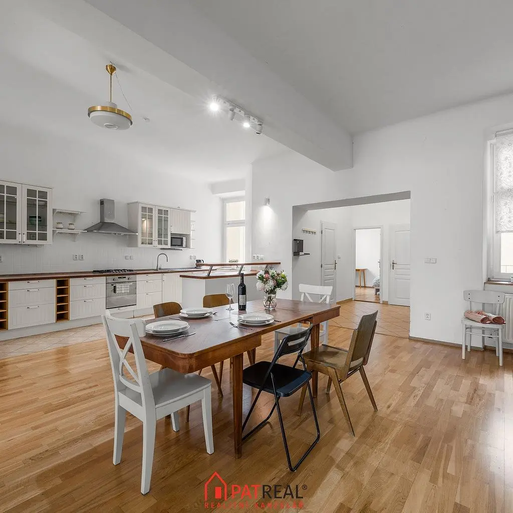 Хол; дървен под, естествена светлина, модерен стил