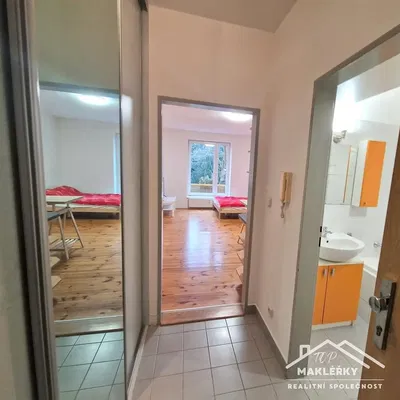 Küche; küchengeräte, holzboden, tageslicht, moderner stil