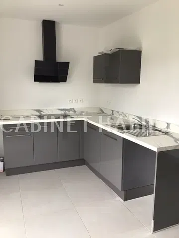 Küche; küchengeräte, holzboden, tageslicht, moderner stil