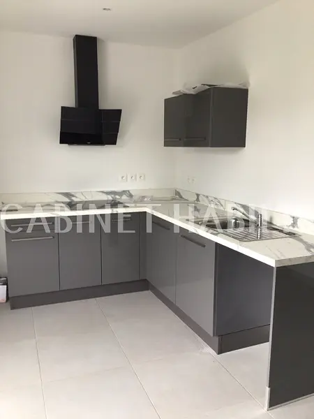 Cuisine; électroménager, parquet, lumière naturelle, style moderne