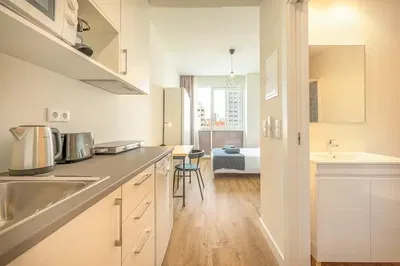 Küche; küchengeräte, holzboden, tageslicht, moderner stil