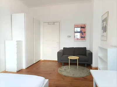 Kuchyňa; kuchynské spotrebiče, drevená podlaha, prirodzené svetlo, moderný štýl