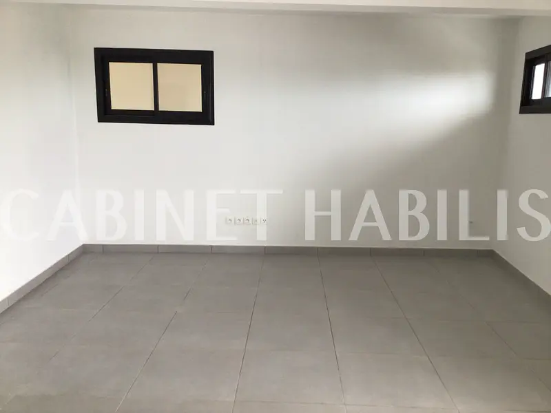 Cuisine; électroménager, parquet, lumière naturelle, style moderne