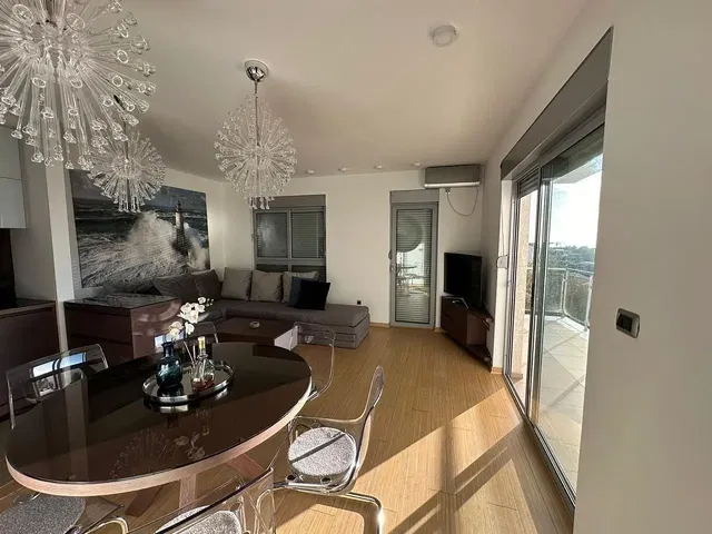 Κουζίνα; συσκευές κουζίνας, ξύλινο πάτωμα, φυσικό φως, μοντέρνο στυλ