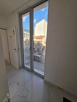 Keuken; keukenapparatuur, houten vloer, natuurlijk licht, moderne stijl