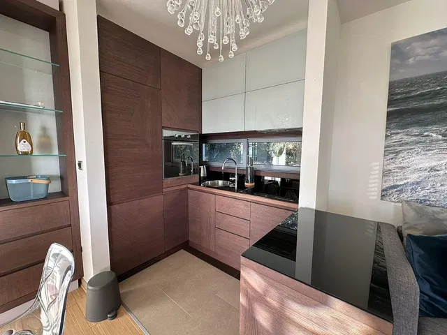 Κουζίνα; συσκευές κουζίνας, ξύλινο πάτωμα, φυσικό φως, μοντέρνο στυλ