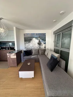 Κουζίνα; συσκευές κουζίνας, ξύλινο πάτωμα, φυσικό φως, μοντέρνο στυλ