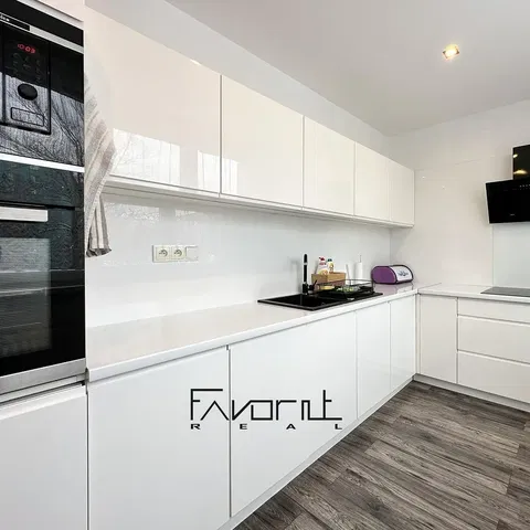 Кухня; кухненски уреди, дървен под, естествена светлина, модерен стил