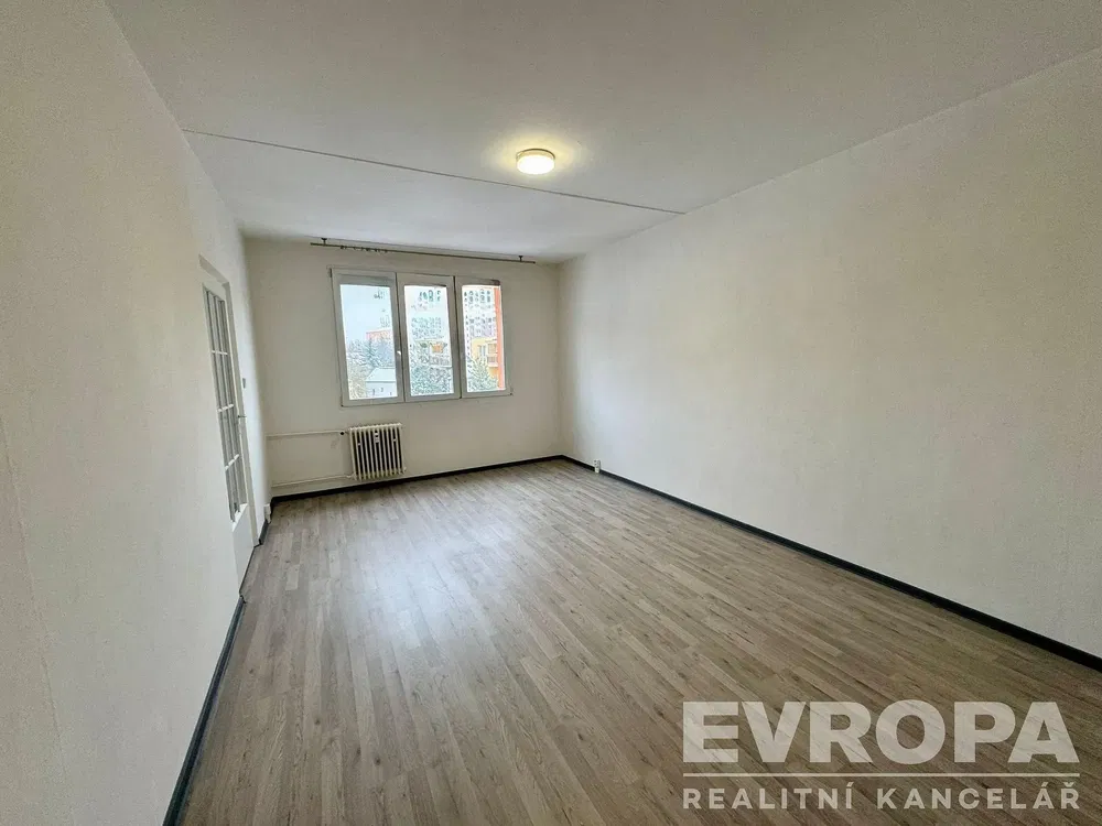 Cozinha; eletrodomésticos, chão de madeira, luz natural, estilo moderno