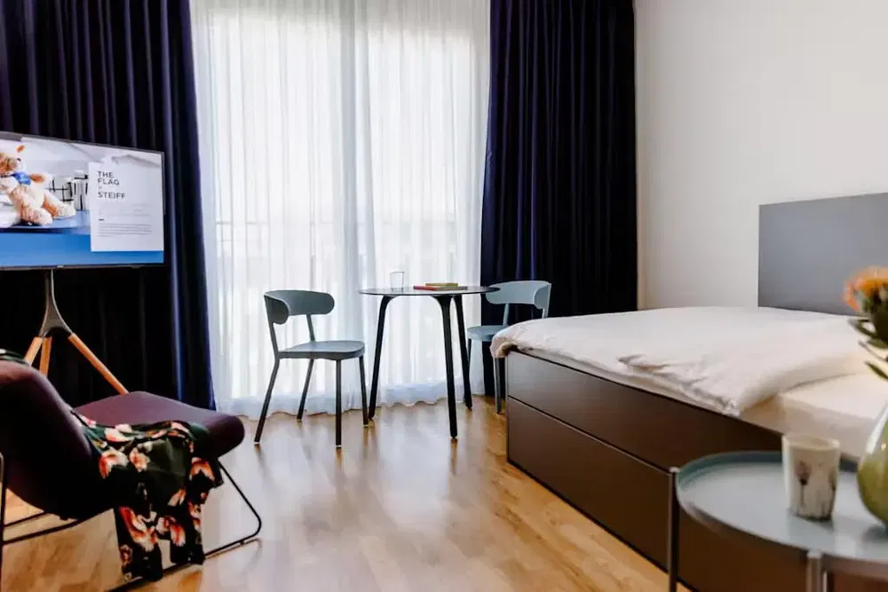 Woonkamer; houten vloer, natuurlijk licht, moderne stijl