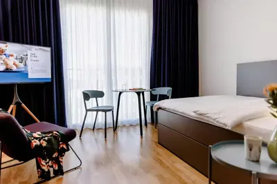 Woonkamer; houten vloer, natuurlijk licht, moderne stijl