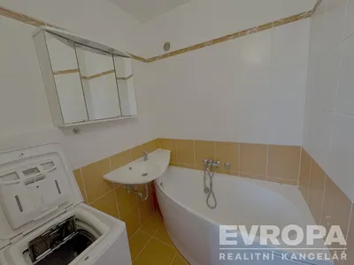 Cozinha; eletrodomésticos, chão de madeira, luz natural, estilo moderno