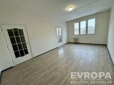 Cozinha; eletrodomésticos, chão de madeira, luz natural, estilo moderno