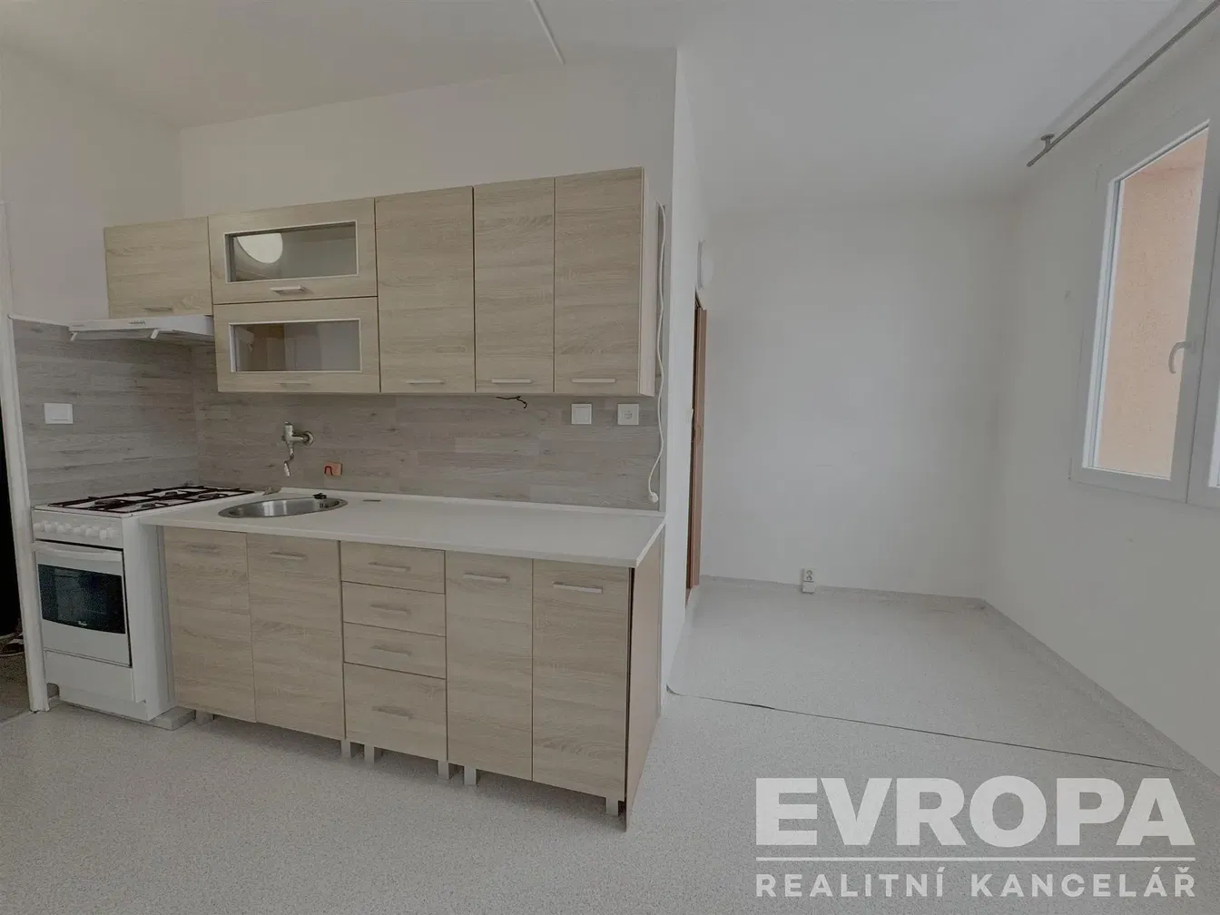 Cozinha; eletrodomésticos, chão de madeira, luz natural, estilo moderno