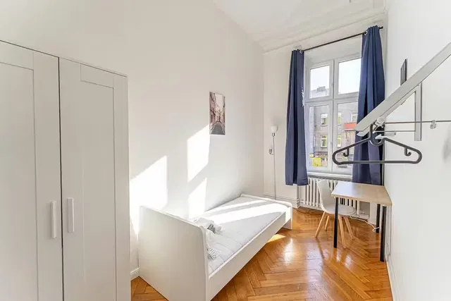 مطبخ; أجهزة المطبخ, أرضية خشبية, ضوء طبيعي, أسلوب عصري