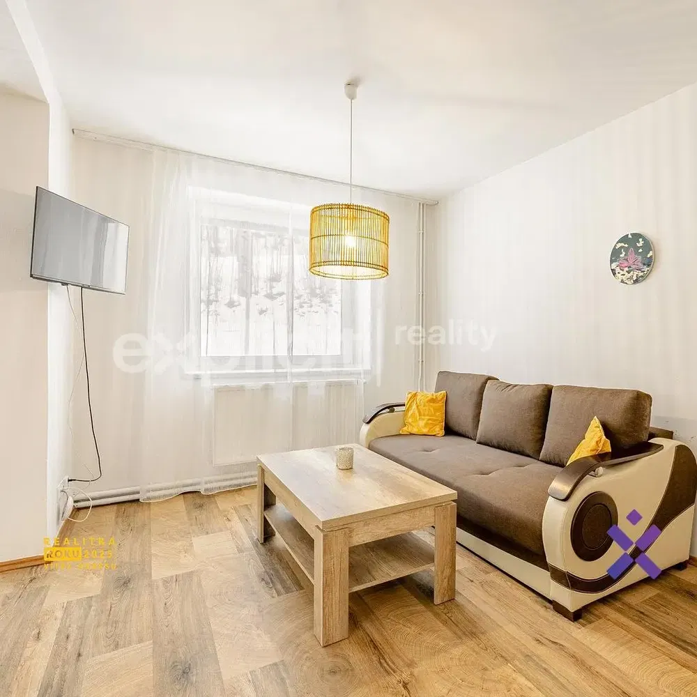 Keuken; keukenapparatuur, houten vloer, natuurlijk licht, moderne stijl