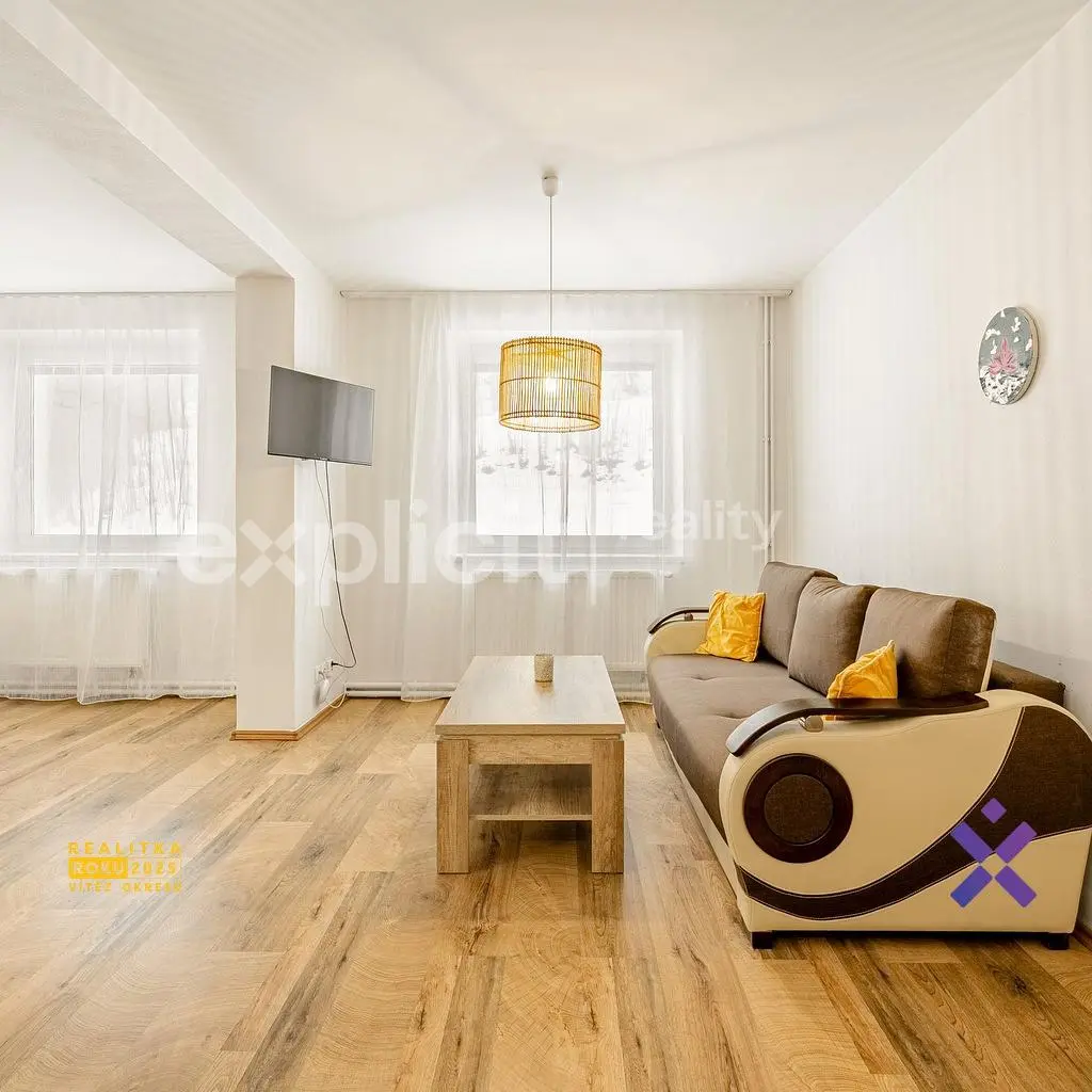 Keuken; keukenapparatuur, houten vloer, natuurlijk licht, moderne stijl