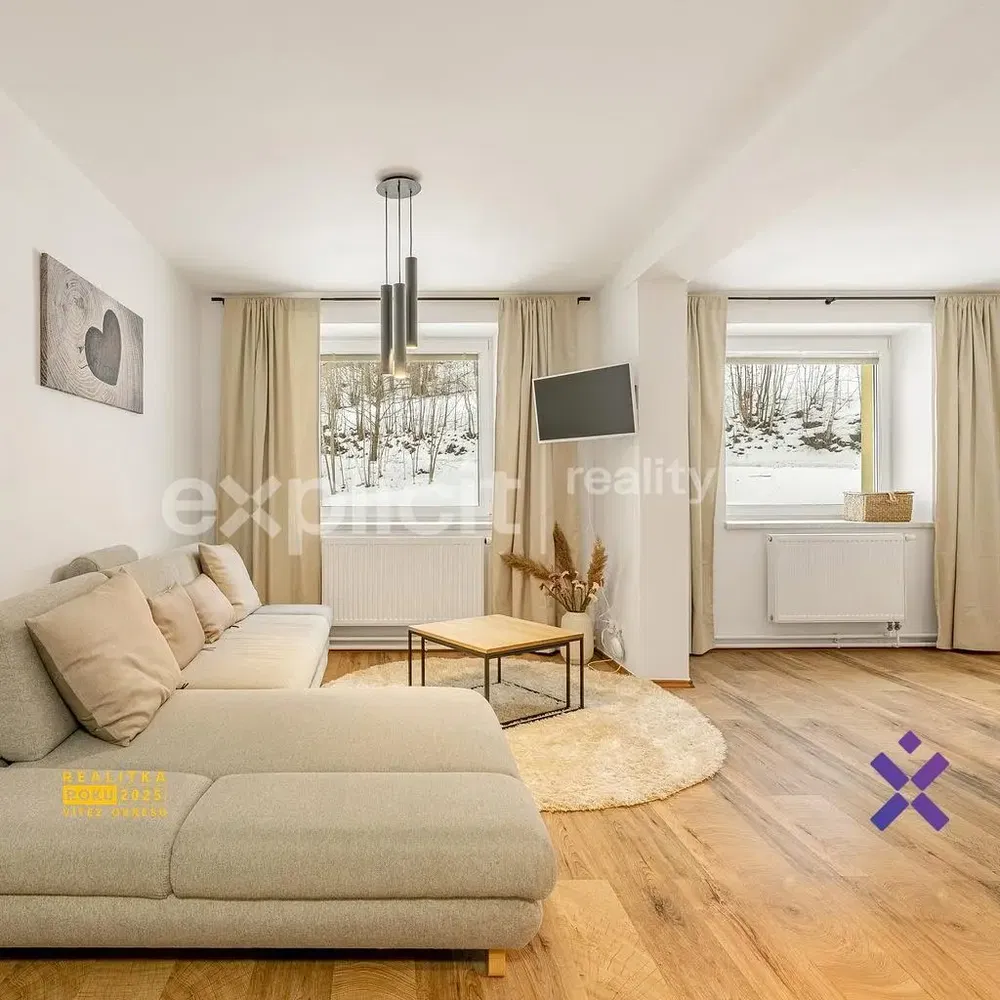 Kuchyně; kuchyňské spotřebiče, dřevěná podlaha, přirozené světlo, moderní styl