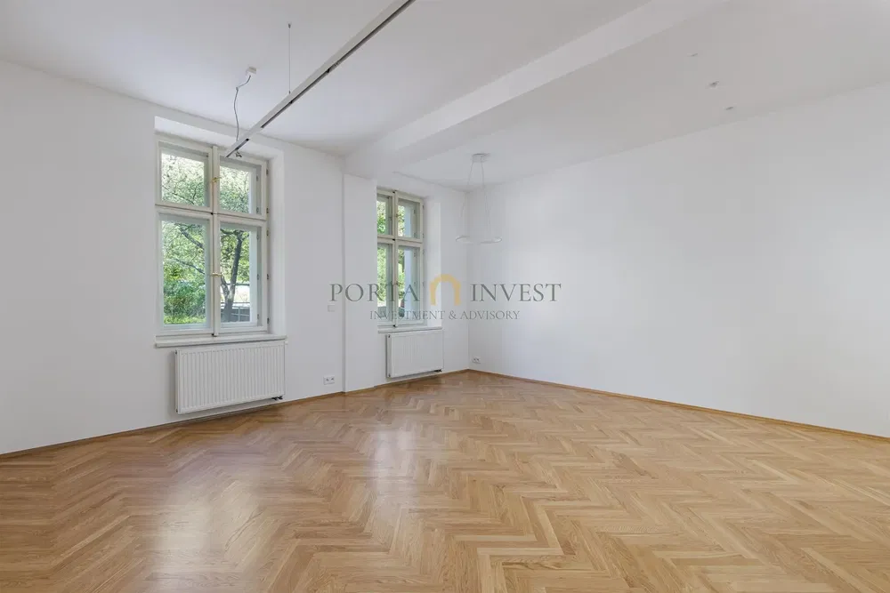 Хол; дървен под, естествена светлина, модерен стил