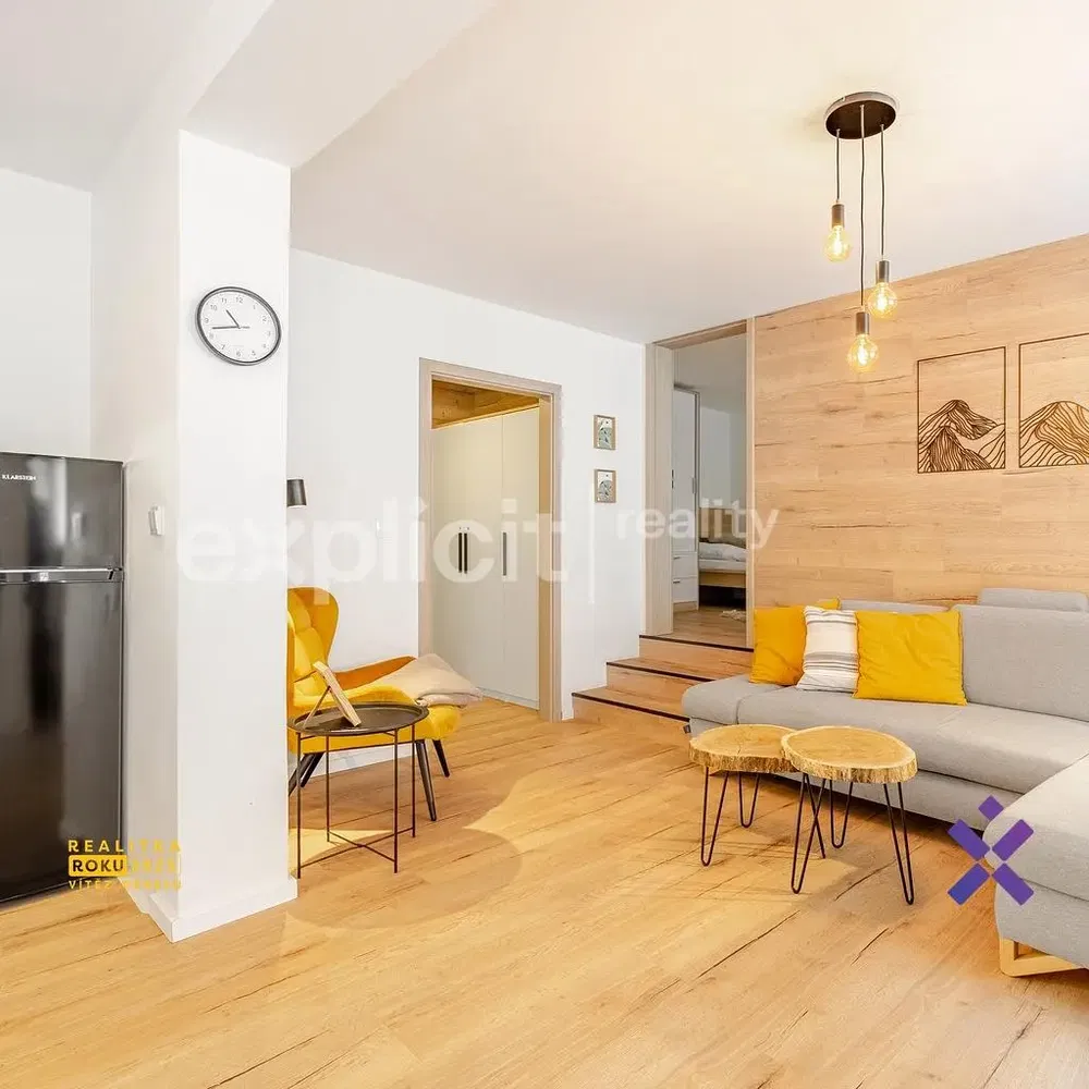 Kuhinja; kućanski aparati, drveni pod, prirodna svjetlost, moderan stil