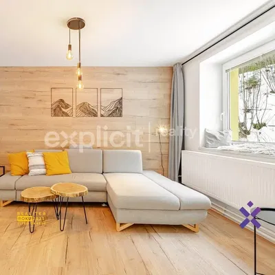 Kuhinja; kućanski aparati, drveni pod, prirodna svjetlost, moderan stil