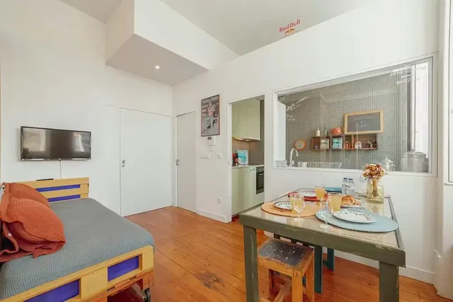 Keuken; keukenapparatuur, houten vloer, natuurlijk licht, moderne stijl