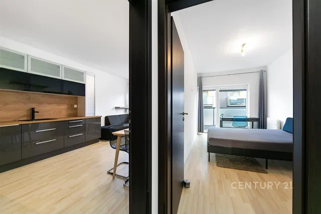 Cucina; elettrodomestici, pavimento in legno, luce naturale, stile moderno