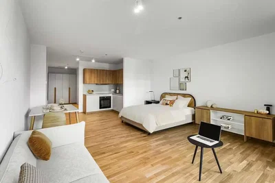 Soggiorno; pavimento in legno, luce naturale, stile moderno